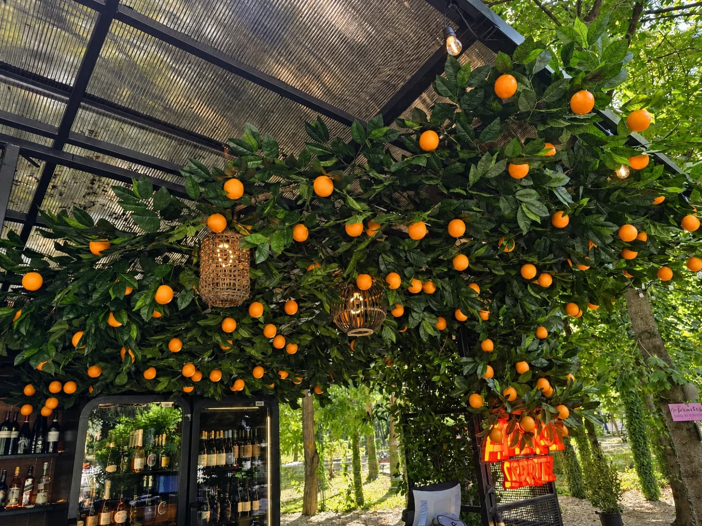 Decor vegetal Blooming cu portocale deasupra barului Juno Herăstrău
