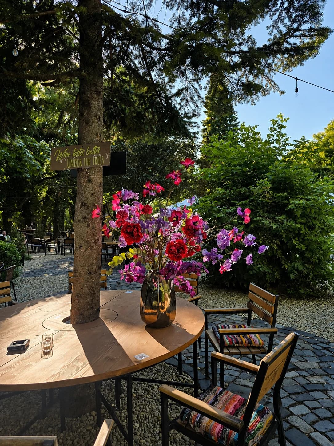 Aranjament Blooming în grădina Juno Wine Garden Herăstrău