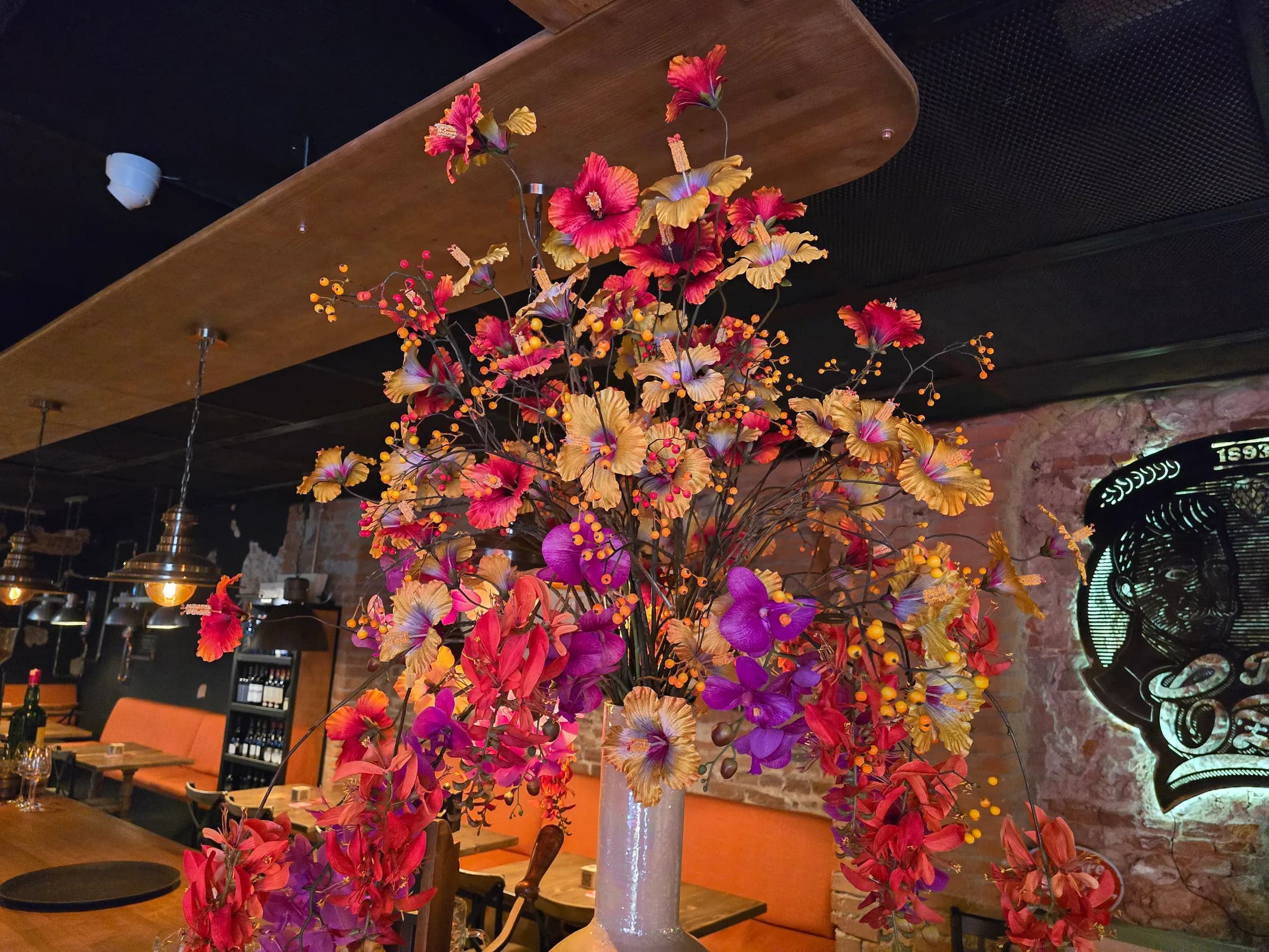 Compoziție florală în nuanțe roz, violet și auriu la Brauhaus Czell, Brașov